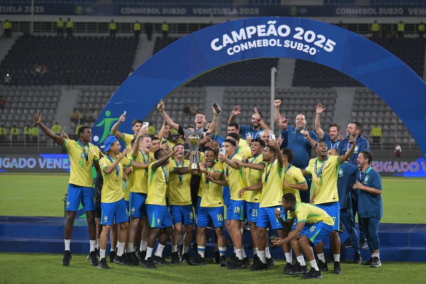 Jogadores do Brasil sub-20 comemoram com a taça de campeão sul-americano. (foto: JUAN BARRETO / AFP)