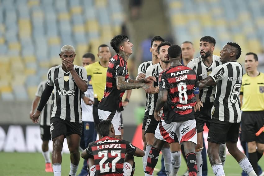 Briga generalizada tomou conta de Flamengo x Botafogo após o clássico