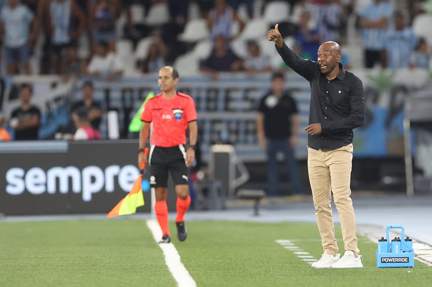 Caçapa dá instrução aos jogadores do Botafogo durante duelo contra o Racing, na Recopa
