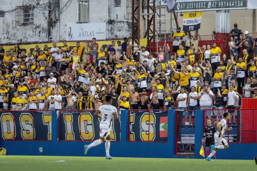 O goleiro Caíque, do Criciúma, foi vítima de racismo por um torcedor do Brusque durante a partida do Campeonato Catarinense Foto: Lucas Gabriel Cardoso/AGIF)