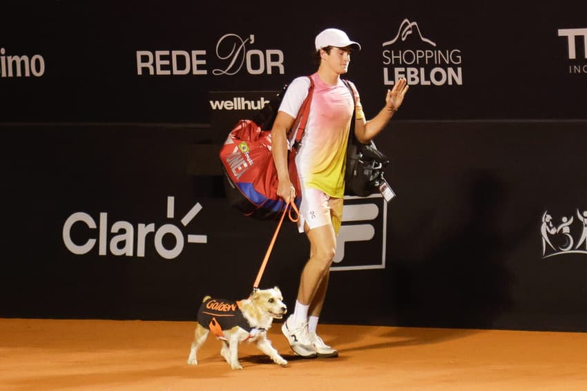 João Fonseca entrou em quadra no Rio Open com um CãoDula, em campanha por adoção responsável de cães