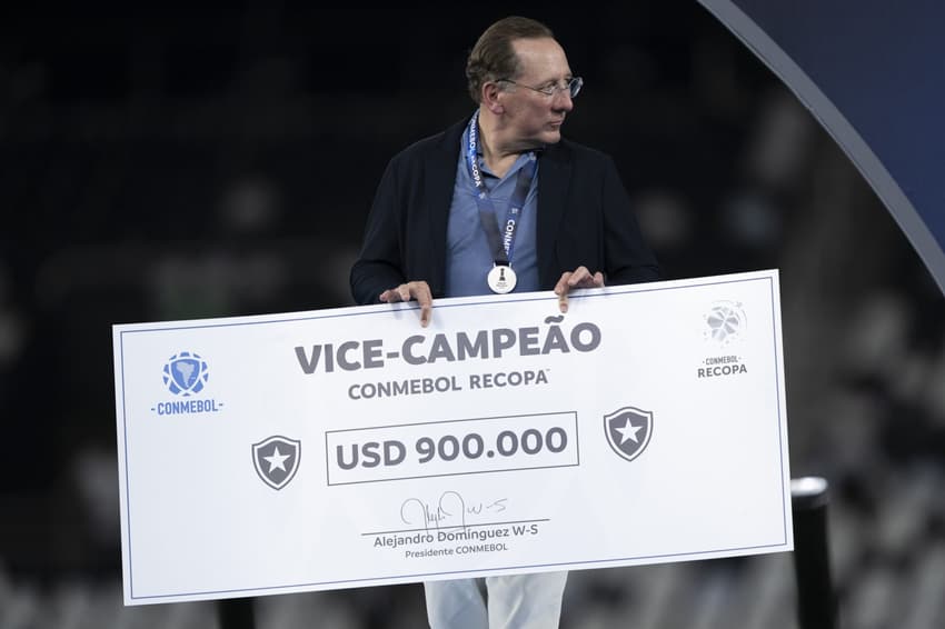 Dono do Botafogo, Textor recebe cheque com valor pelo vice-campeonato da Recopa