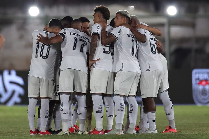 Elenco do Botafogo reunido antes da partida contra o Nova Iguaçu, pela 8ª rodada do Campeonato Carioca