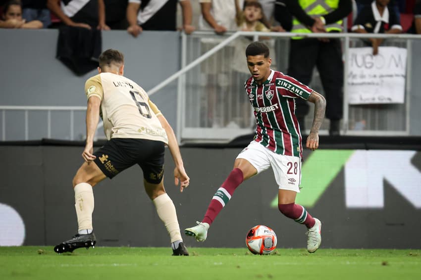 Elogiado por Mano, Riquelme Felipe em ação no clássico entre Fluminense e Vasco