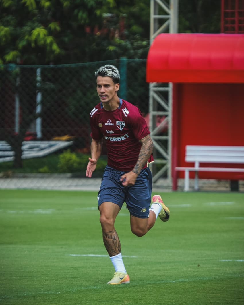 Ferreirinha treinando em CT do São Paulo