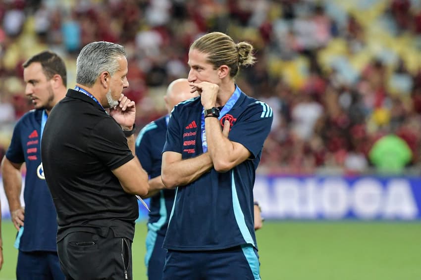 Filipe Luís conversa com José Boto após título do Flamengo na Taça Guanabara