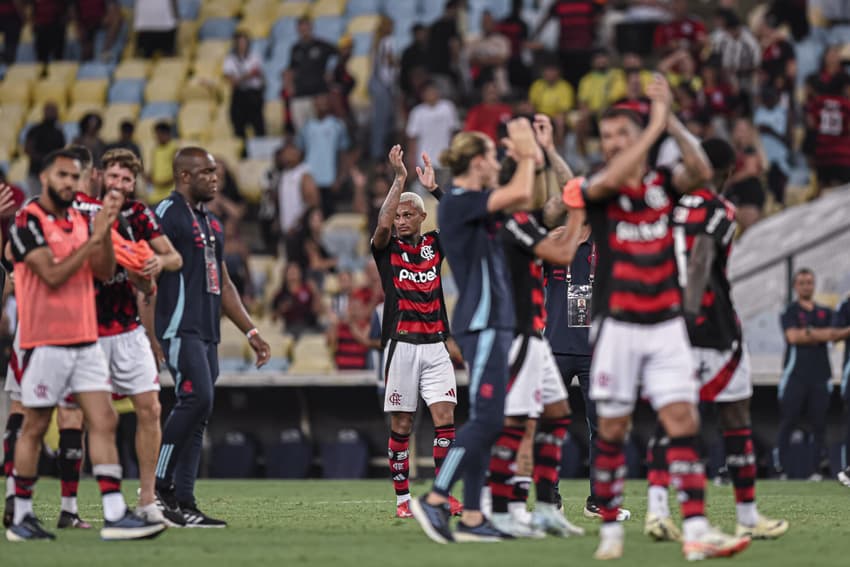 Filipe Luís e jogadores do Flamengo celebram vitória sobre o Botafogo antes do clássico contra o Vasco