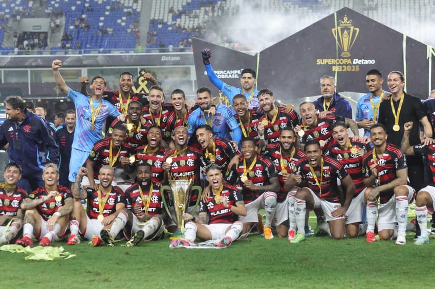 Jogadores do Flamengo comemoram titulo de campeao apos partida contra o Botafogo no estadio Mangueirao pela decisao da Supercopa Rei 2025. (foto: Fernando Torres/AGIF)