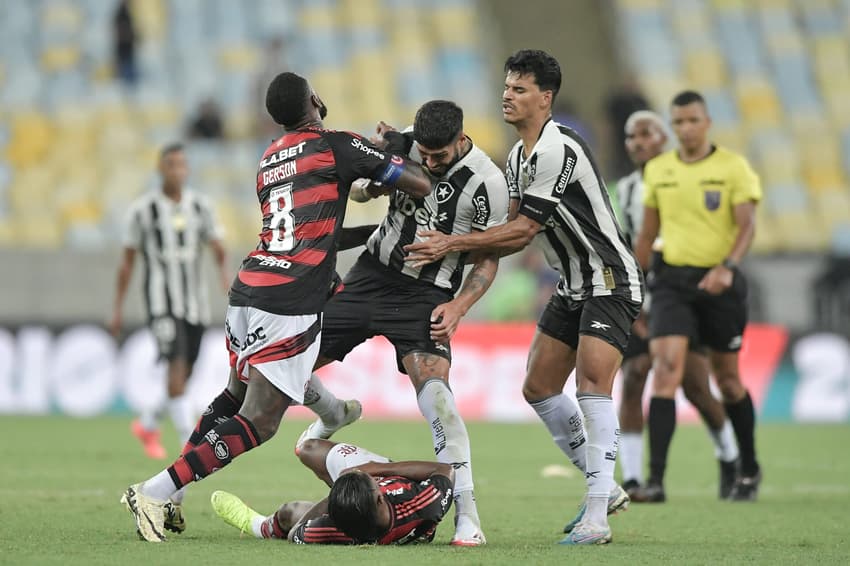 Gerson foi expulso em Flamengo x Botafogo após confusão generalizada e é desfalque contra o Vasco