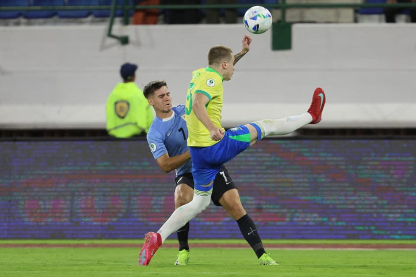 Igor Serrote disputa bola com Joaquín Lavega no confronto entre Brasil e Uruguai, pelo Sul-Americano Sub-20