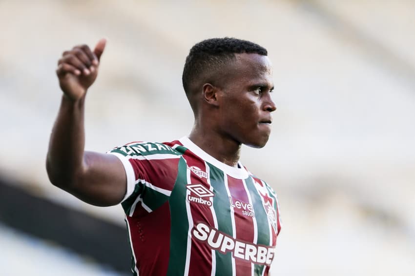 Jhon Arias faz sinal positivo durante vitória do Fluminense sobre o Nova Iguaçu, pelo Campeonato Carioca