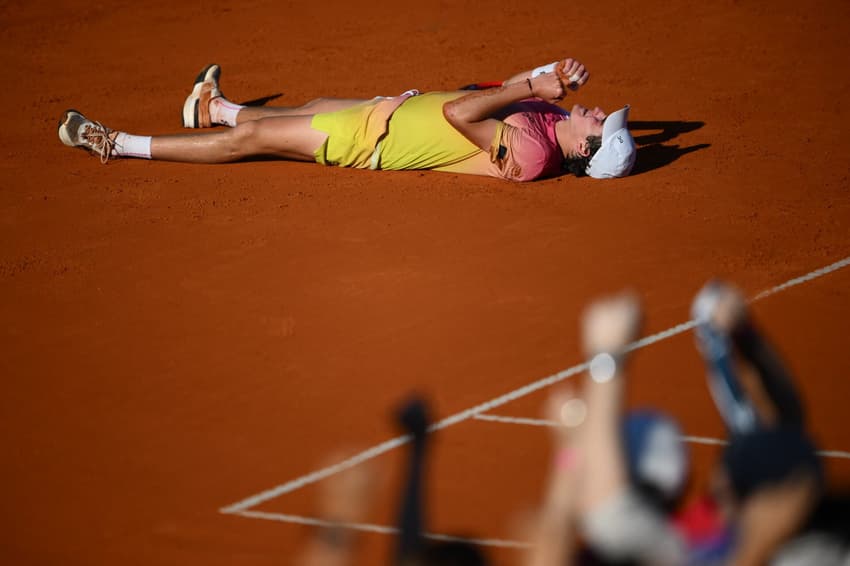 João Fonseca comemora vitória sobre Francisco Cerundolo no ATP de Buenos Aires (foto: Luis ROBAYO / AFP)