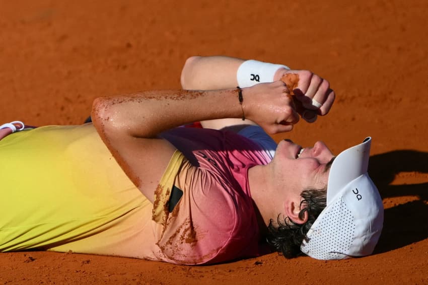 João Fonseca comemora vitória sobre Francisco Cerundolo no ATP de Buenos Aires (foto: Luis ROBAYO / AFP)