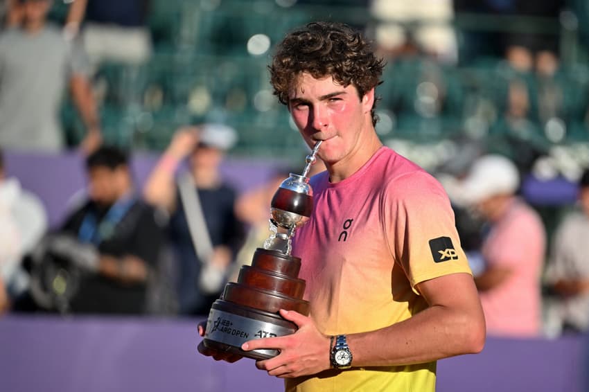 João Fonseca comemora vitória sobre Francisco Cerundolo no ATP de Buenos Aires (foto: Luis ROBAYO / AFP)