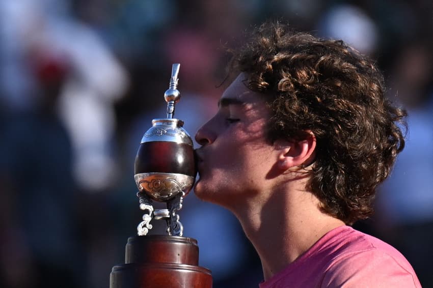 João Fonseca com a taça do ATP de Buenos Aires (foto: Luis ROBAYO / AFP)