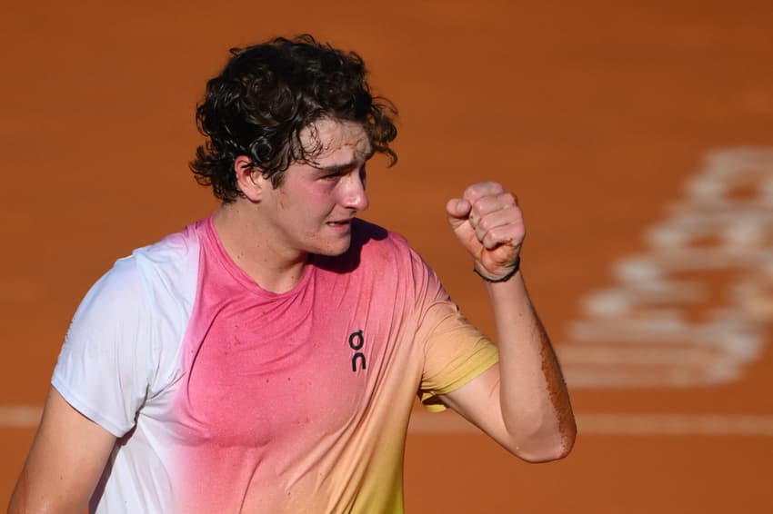 João Fonseca comemora vitória sobre Francisco Cerundolo no ATP de Buenos Aires (foto: Luis ROBAYO / AFP)