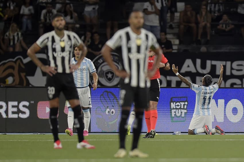 Jogadores do Racing celebram gol, enquanto Barboza lamenta derrota do Botafogo na Recopa