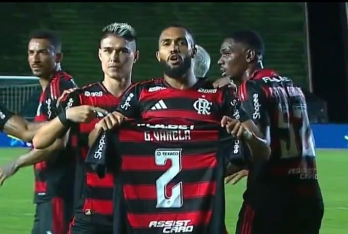 Juninho faz comemoração em homenagem a Varela