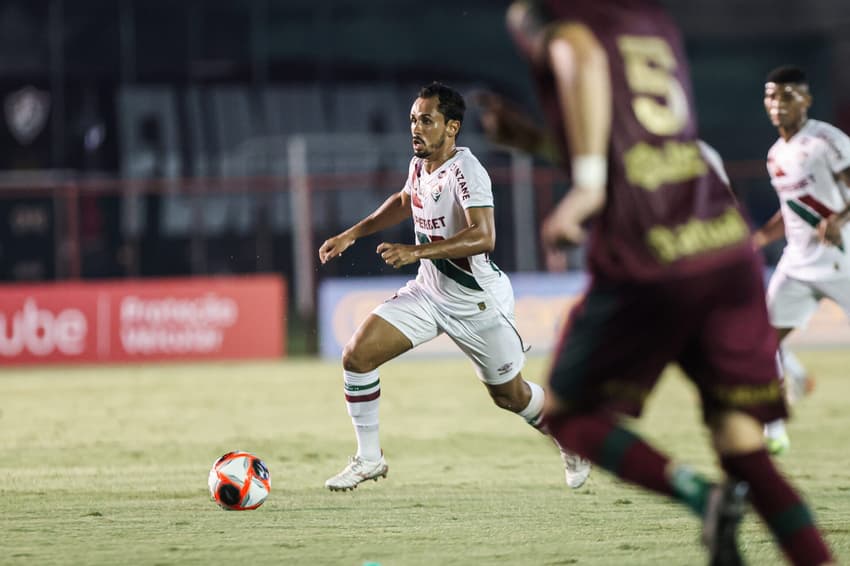 Lima em ação pelo Fluminense diante da Portuguesa