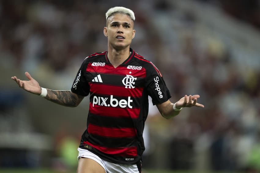 Luiz Araújo comemora gol na vitória do Flamengo sobre o Maricá e dá dor de cabeça para Filipe Luís