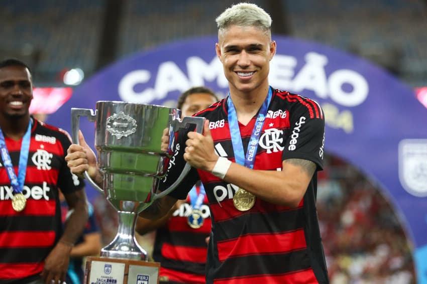 Luiz Araújo posa com troféu da Taça Guanabara após vitória do Flamengo, de Filipe Luís, sobre Maricá