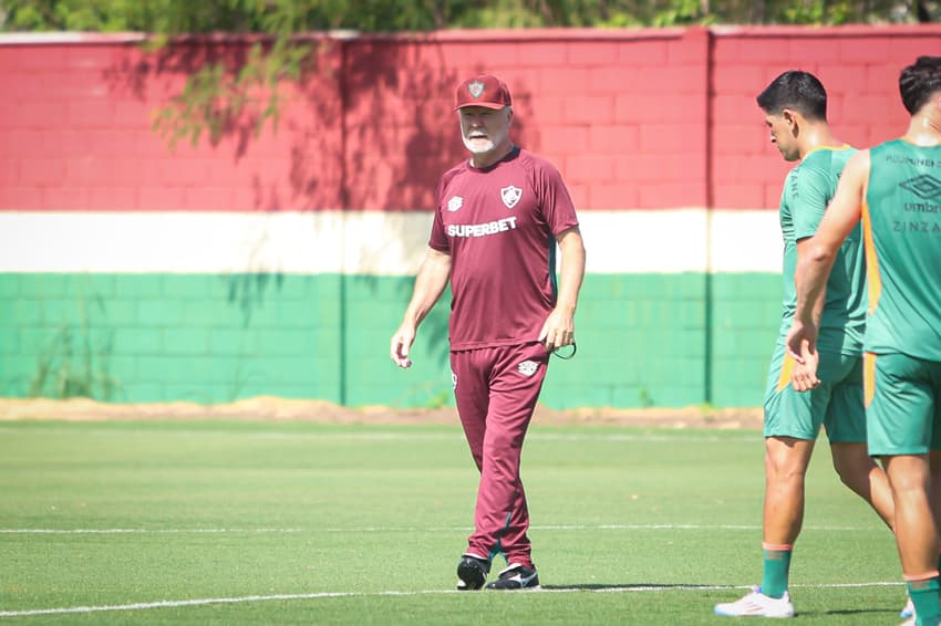 Mano Menezes comanda treino do Fluminense antes de clássico contra o Vasco