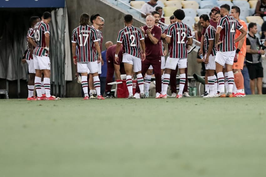 Mano Menezes conversa com jogadores do Fluminense durante parada técnica contra o Bangu