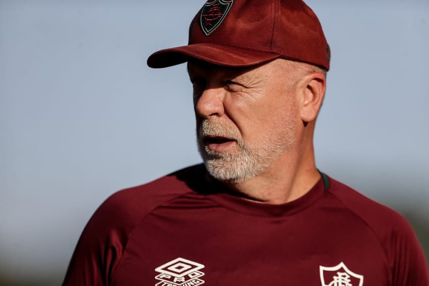 Mano Menezes observa treino do Fluminense antes de jogo pela Copa do Brasil