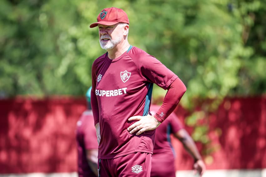 Mano Menezes observa treino do Fluminense no CT Carlos Castilho