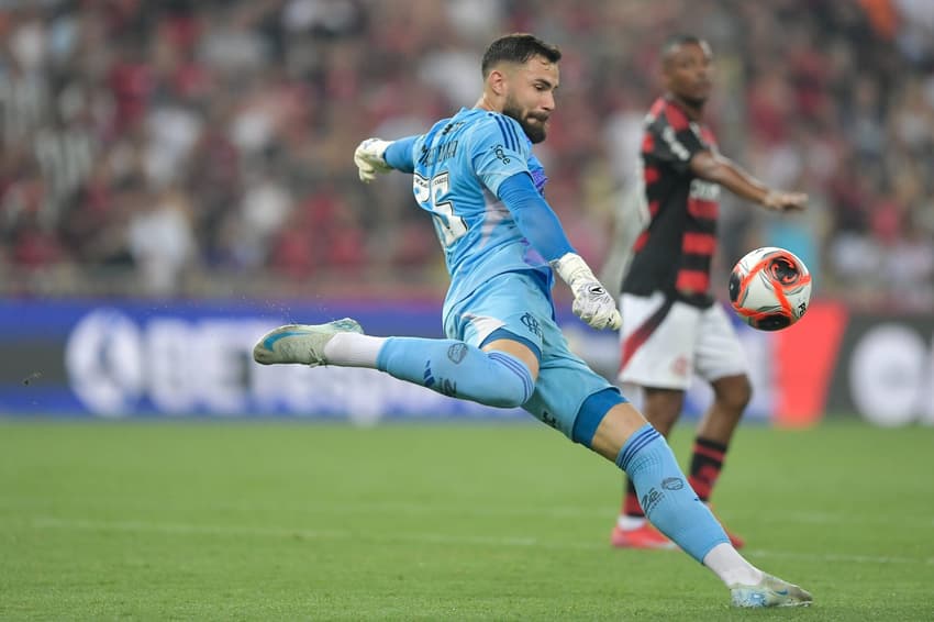 Matheus Cunha dá chutão na bola no clássico entre Flamengo e Botafogo