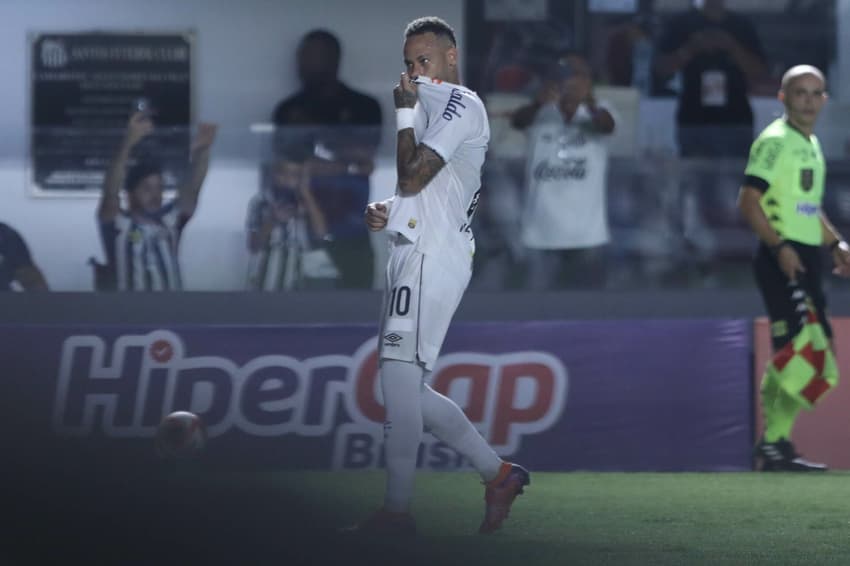 Neymar comemora seu gol durante em Santos x Água Santa. (foto: Reinaldo Campos/AGIF)