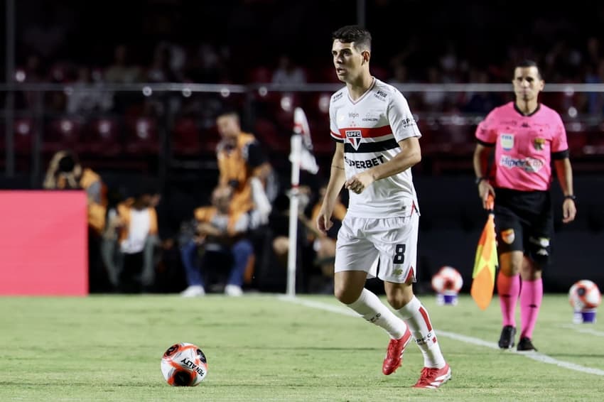 Oscar em ação no jogo entre São Paulo e Ponte Preta no Morumbis pelo Paulistão 2025