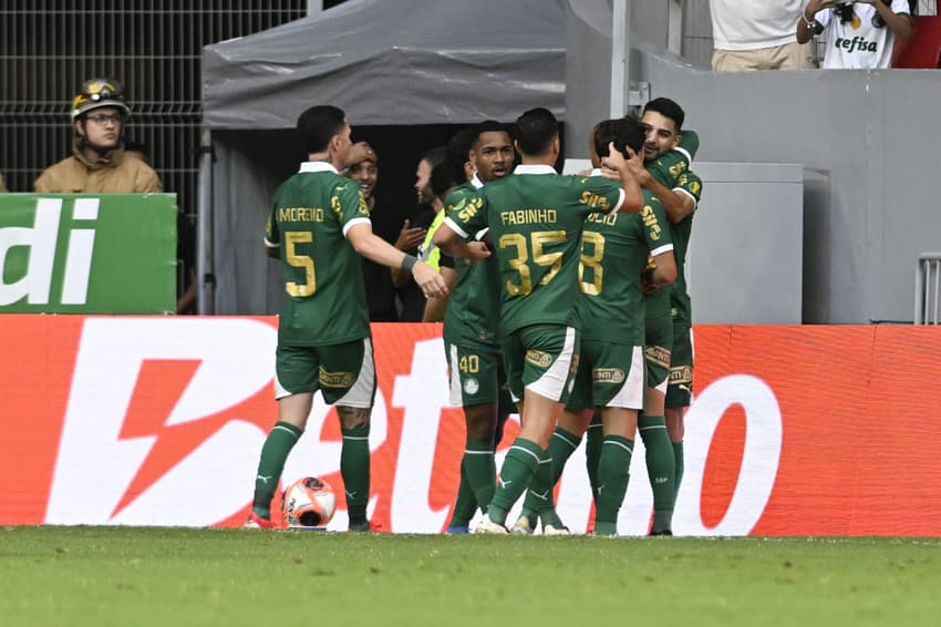 Flaco Lopez comemora seu gol no jogo do Palmeiras contra o Água Santa em Brasília pelo Paulistão