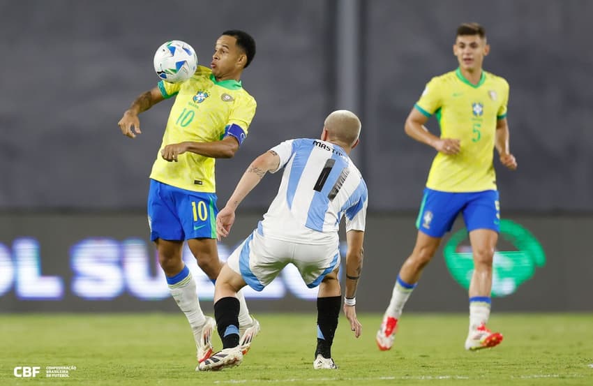 Pedrinho em ação pela Selecao sub-20 no empate com a Argentina (foto: Rafael Ribeiro/CBF)