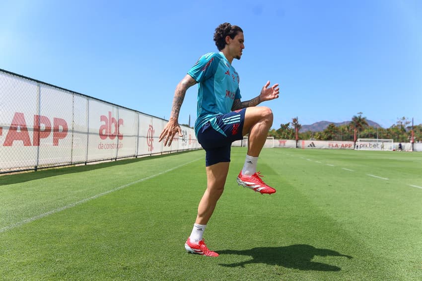 Pedro faz trabalho individual no CT do Flamengo