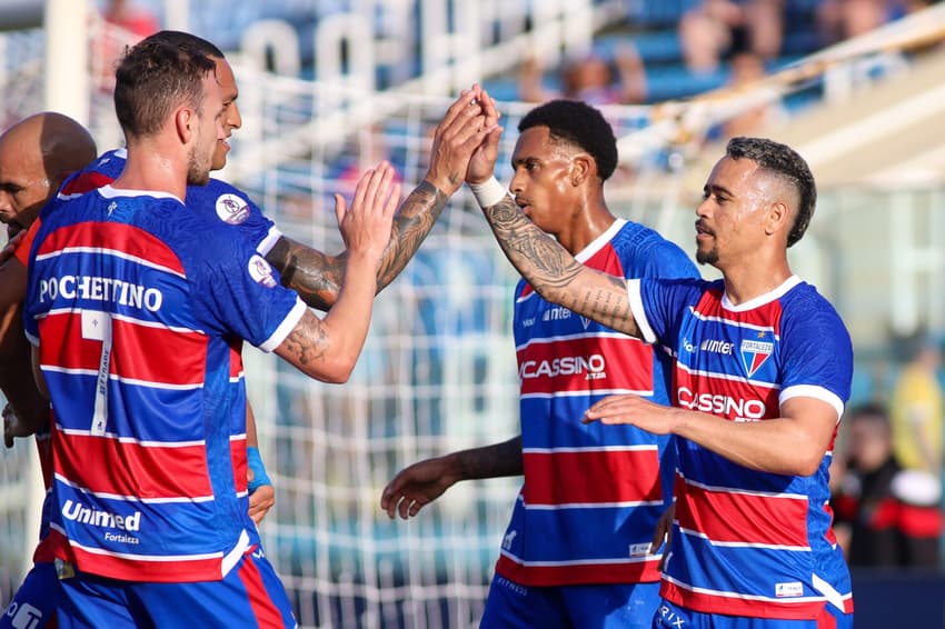 Yago Pikachu comemora seu gol em Floresta x Fortaleza. (foto Lucas Emanuel/AGIF)