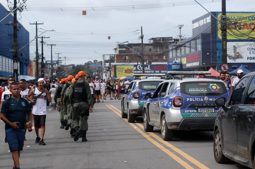 Policia Militar no entorno do Arruda antes de Santa Cruz x Sport. Foto: Marlon Costa/AGIF