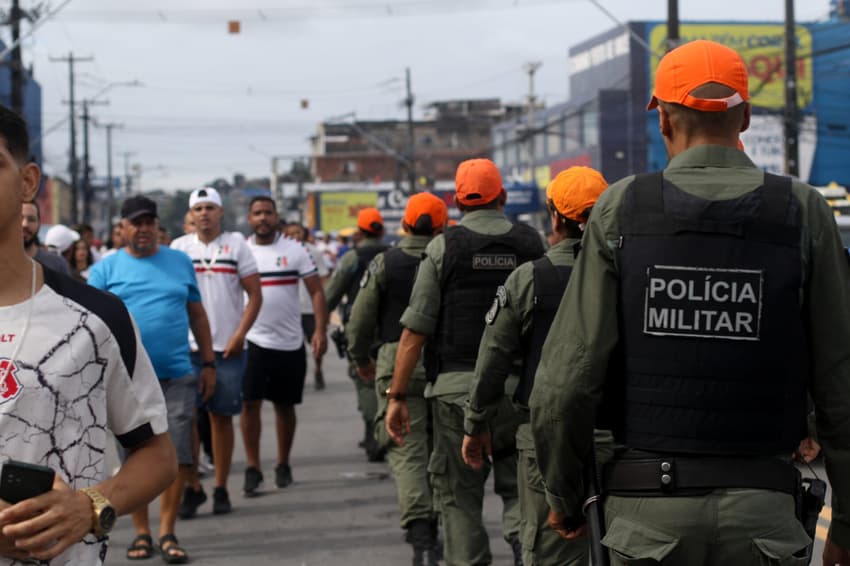 Policia Militar no entorno do Arruda antes de Santa Cruz x Sport. Foto: Marlon Costa/AGIF