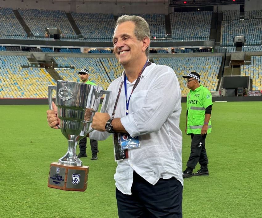 Presidente do Flamengo, BAP ergue o troféu da Taça Guanabara