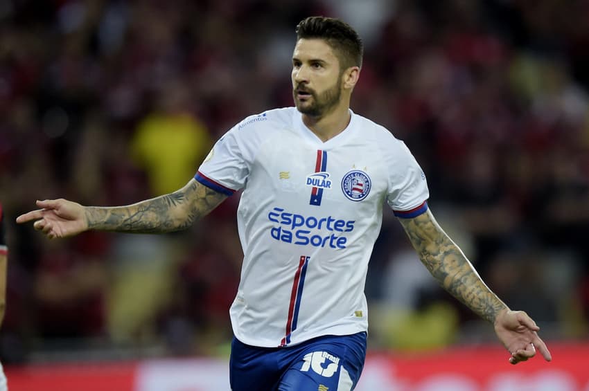 Próximo de ser anunciado como reforço do Fluminense, Everaldo comemora gol contra o Flamengo, pelo Brasileirão 2024