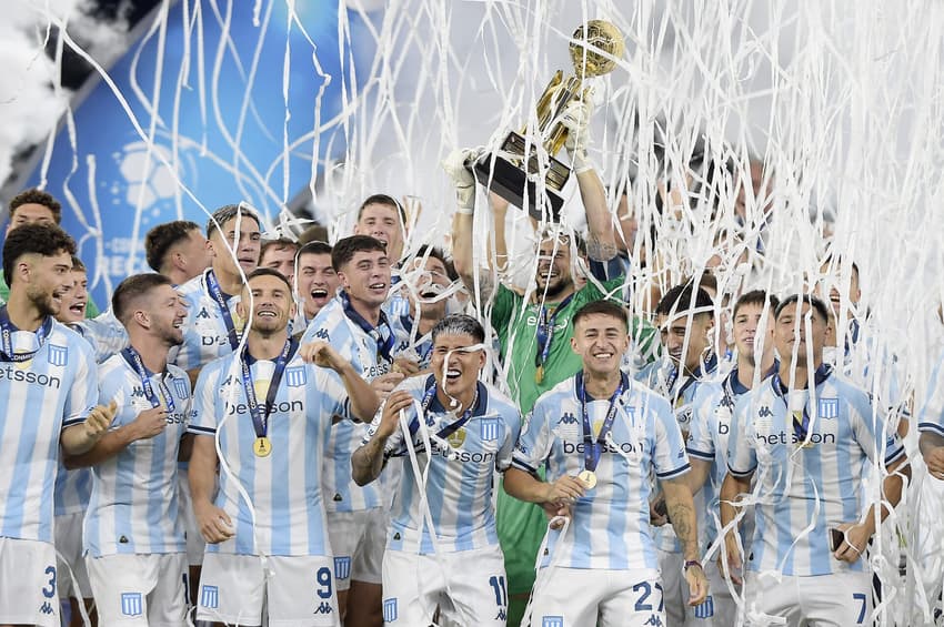 Jogadores do Racing comemoram titulo de campeão após vitória sobre o Botafogo (foto: Alexandre Loureiro/AGIF)