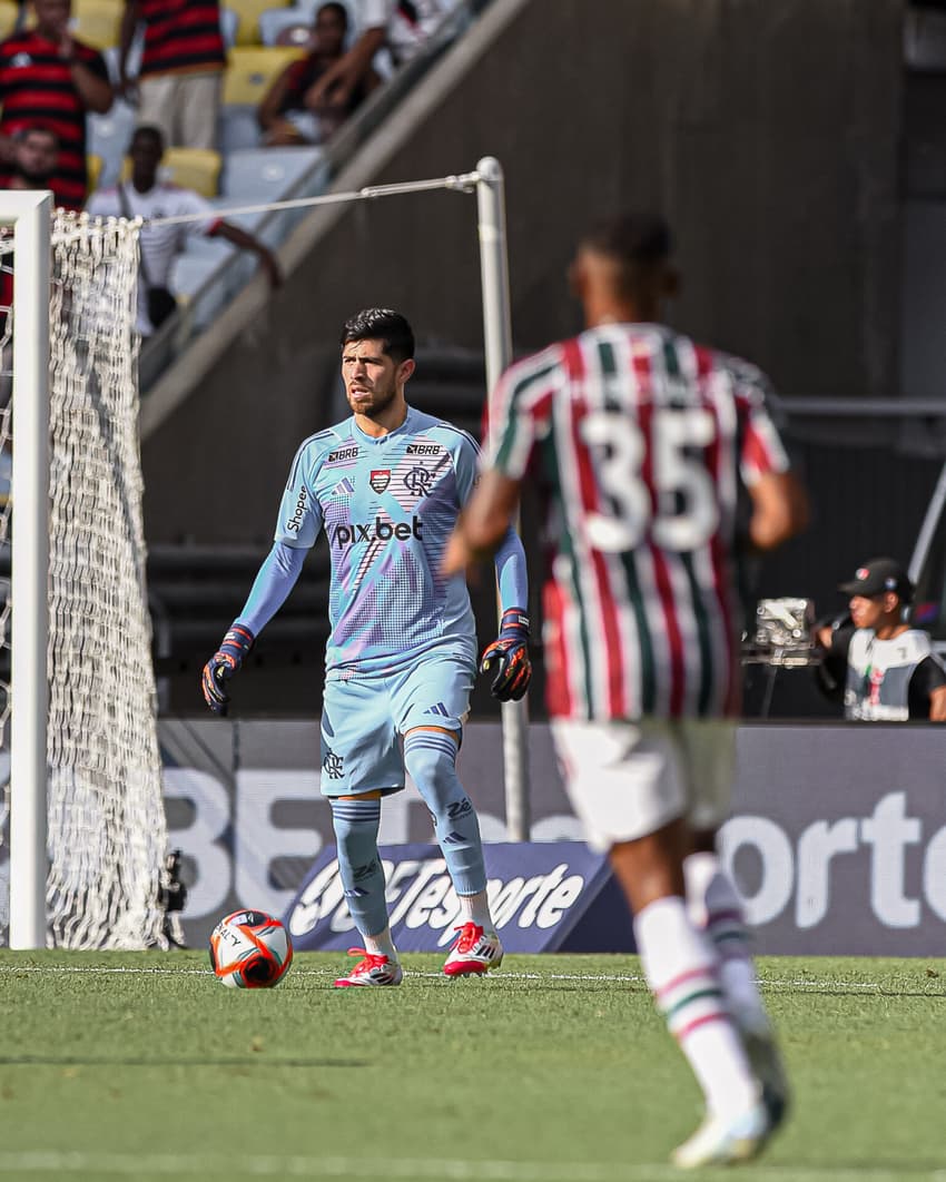 Rossi com a bola nos pés no clássico entre Flamengo e Fluminense