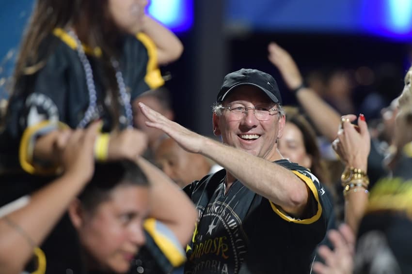 John Textor presidente da SAF do Botafogo durante desfile da Escola de Samba Botafogo Samba Clube durante apresentacao no desfile da serie ouro do Rio de Janeiro no Sambodromo da Marques de Sapucai nesta sexta feira (28). )Foto: Thiago Ribeiro/AGIF)