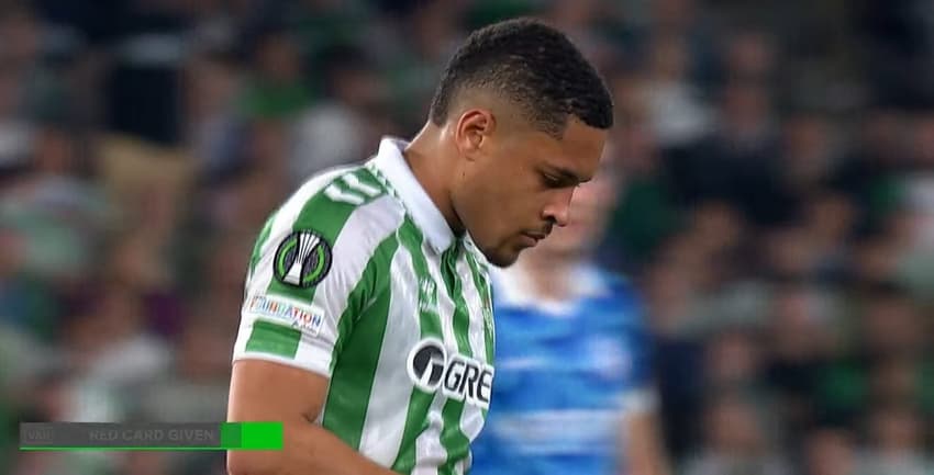 Vitor Roque Betis expulso