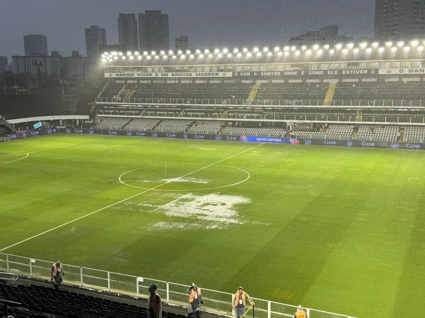 Gramado da Vila Belmiro alaga horas antes de Santos x São Paulo no Paulistão