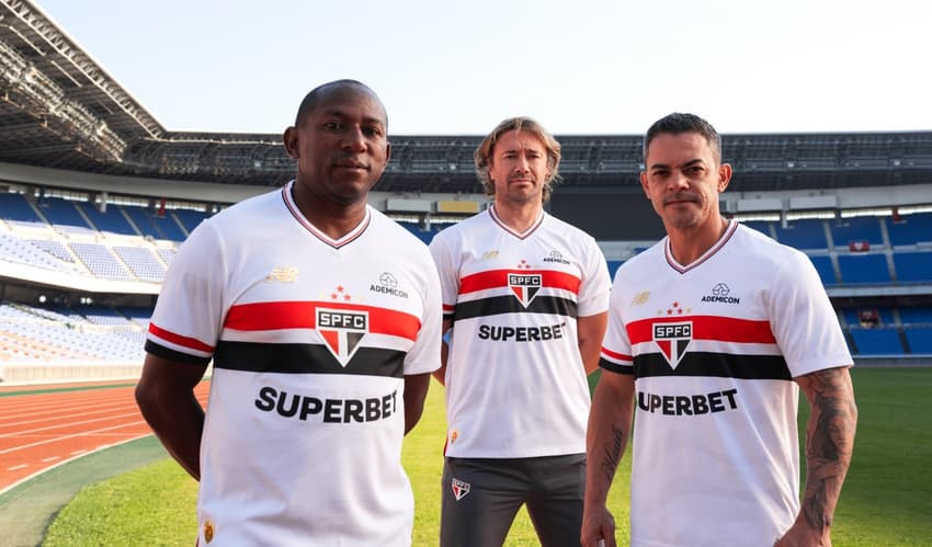 Mineiro, Lugano e Josué posaram com a nova camisa do São Paulo.