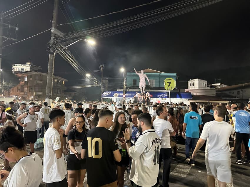 Torcida do Santos lota arredores da Vila Belmiro antes da estreia de Neymar