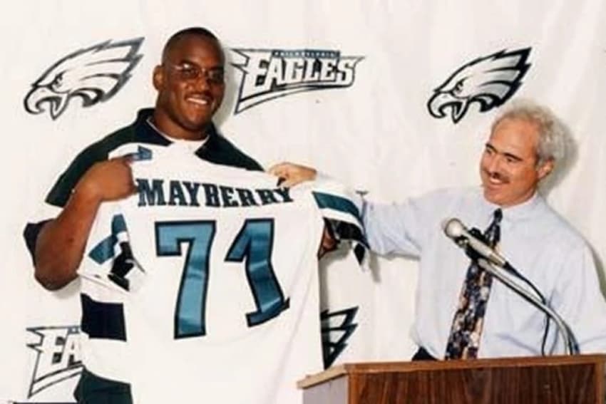 Jeffrey Lurie, dono dos Eagles, em 2007, ao lado de Jermane Mayberry