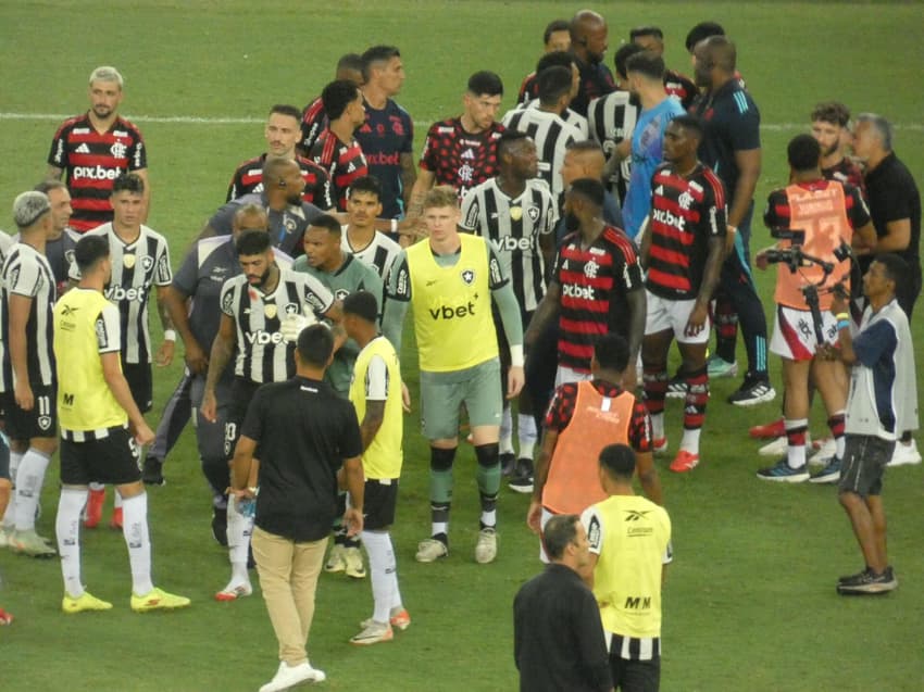 Barboza (20), do Botafogo, sai com uma mancha de sangue na camisa (Foto: Lucas Bayer/Lance!)