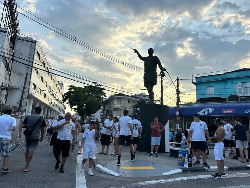 Movimentação nos arredores da Vila Belmiro antes do duelo entre o Santos e o Água Santa (Foto: Juliana Yamaoka)